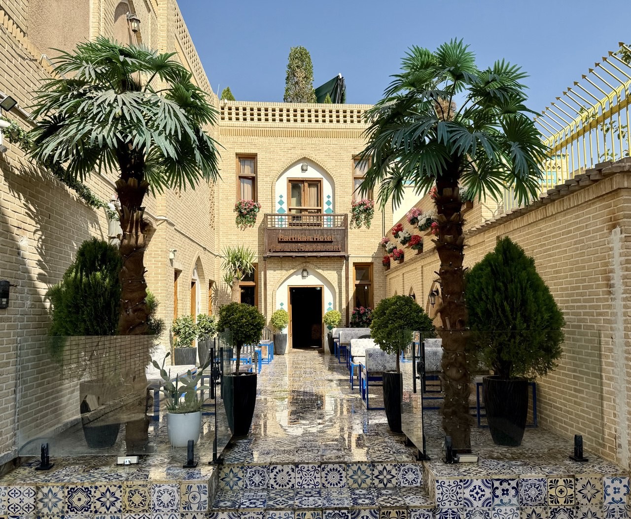 نمای ظاهری هتل پارتیکان 