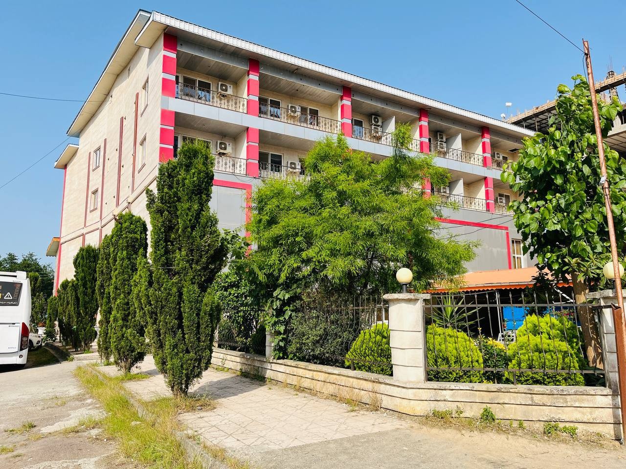 نمای ظاهری هتل آپادانا 