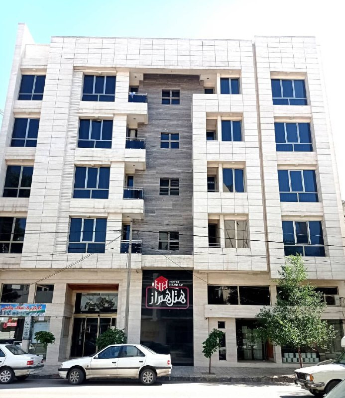 نمای ظاهری هتل همراز 