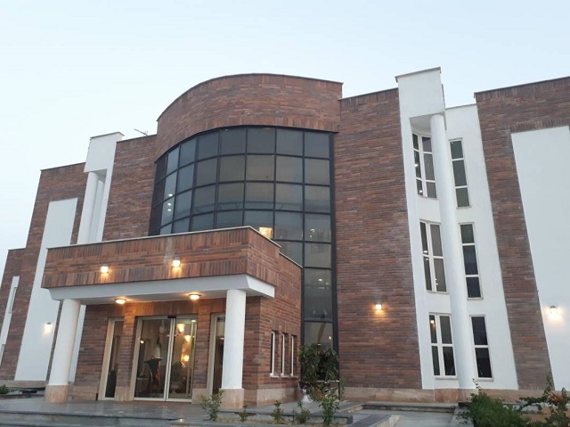 نمای ظاهری هتل آذین 