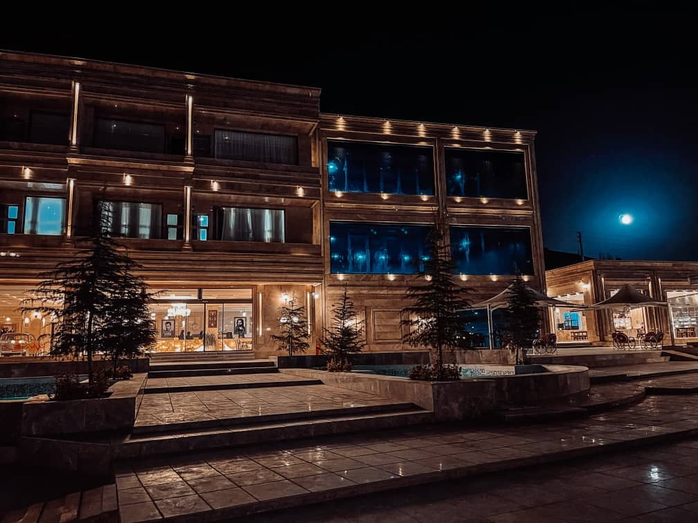 نمای ظاهری هتل قصر یازده 