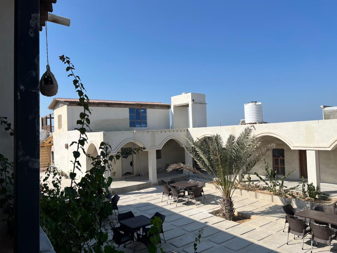 نمای ظاهری مجتمع ساحلی غروب هنگام 