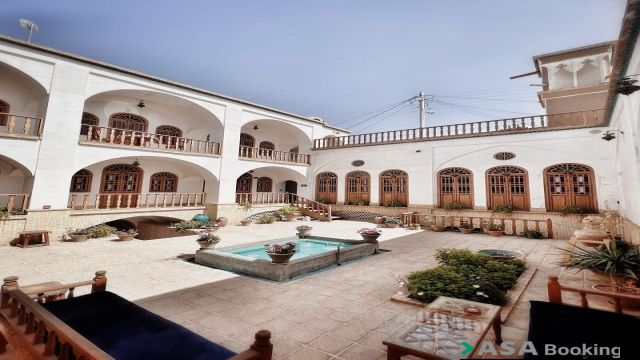 نمای ظاهری بوتیک هتل گیواک
