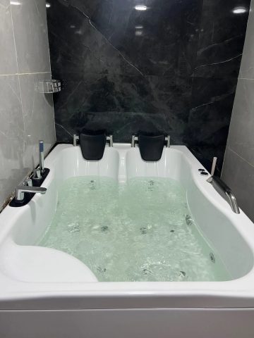 سوئیسی ساحلی زیتون با جکوزی - جکوزی